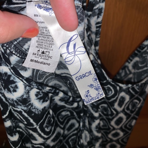 Hi-Low Black and White Tank Top - Picture 2 of 2